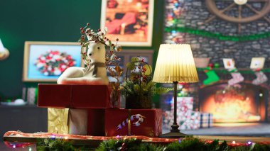 Boş Kuzey Kutbu kabini şenlikli nesneler ve süslemelerle süslenmiş Noel Baba ve küçük yardımcılarının oyuncaklar üzerinde çalıştığı sessiz bir atölye. Renkli çelenkleri olan bir yer. Kapat..