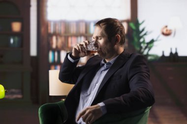 Yiğit yatırımcı danışman bir arkadaşıyla anlamlı bir konuşma yapıyor. Güzel bir viskinin tadını çıkarıyor ve elit sosyal kulüpte yeni bir iş ortaklığı fırsatı için tekliflerde bulunuyor..