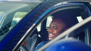 Mutlu müşteri test sürüşünden sonra araba almaya karar veriyor ve sürüş aracının keyfini çıkarıyor. Neşeli müşteri, ihtiyacı olan şeyi belirledikten sonra yeni bir araba almak için heyecanlı. Kamera A.