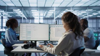 Sunucu merkezindeki gülümseyen yönetici, güvenlik duvarı yanlış yapılandırmalarını bulmak için bilgisayarı kullanıyor ve bu da rackmount performansını etkiliyor. Veri aktarım oranlarını etkileyen sistemleri kontrol eden iyimser denetleyici. Kamera B