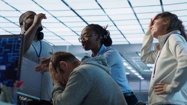 Yüksek teknoloji yapay zeka veri merkezinde hatalara yol açan hatalar üzerine ofiste savaşan çalışanlar. BT çalışanları yapay zeka süper bilgisayarlarına ve kamera A 'ya zarar verdikten sonra sunucu çiftliği işyerini tartışıyorlar.