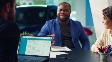 Araba galerisi satıcısı şartları kabul ettikten sonra memnun müşterilerle tokalaşıyor. Ajanlar satış sözleşmesi imzaladıktan sonra müşterilerle tokalaşıyor. Satın alma aracı, kamera A.