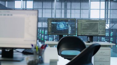 Veri merkezindeki bilgisayar ekranlarında çalışan kodların çizgileri yapay zeka teknolojisi için hesaplama kaynakları sağlıyor. PC monitörlerinde gösterilen yapay zeka betiklerinin yakın plan görüntüsü, el kamerası görüntüsü