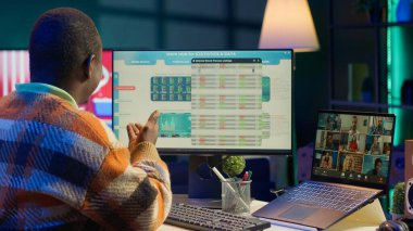 İnternetteki toplantı sırasında internet istatistikleri veya verileri hakkında konuşan Afrikalı Amerikalı bir adam. Freelancer sanal iletişim için teknolojiyi kullanıyor, uzaktan çalışıyor. Kamera A.