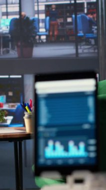 Dikey Video Modern ofis alanı, toplantılar, detaylı analiz ve grafikler için kullanılan bir monitörde finansal veriler. Başarı ve üretkenlik için iş stratejileri geliştirmek için boş çalışma alanı