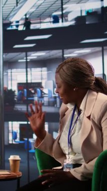 Dikey Video Hedefleri odaklı kadınlar, küresel genişleme projesini güvence altına almak için CEO ile iş stratejisini tartışmak üzere video aracılığıyla çevrimiçi iş toplantısı düzenlerler. Şirketteki kadın liderler için eşit haklar