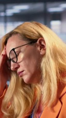 Dikey Video Genel Müdürü bir brifing toplantısında hasta ve endişeli hissediyor, şirket başarısı için strateji kuruyor ve baş ağrısı çekiyor. Güçlü kadın lider baskı altında bunaldı ve yoruldu.