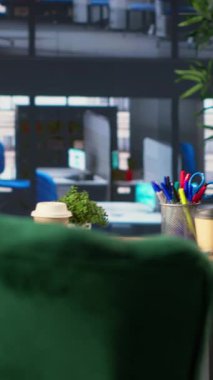 Dikey Video Boş ofis alanı, toplantılar sırasında mali verileri olan bir monitörü, üst düzey dekoratif çalışma alanında ayrıntılı bilgi grafiklerini çalıştırarak gösteriyor. Başarı için iş stratejileri geliştirin.