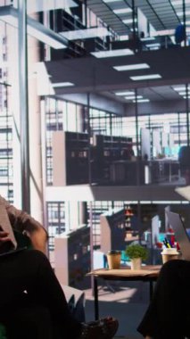 Vertical Video Öfkeli Kadın CEO 'su, iflas eden projeden dolayı hayal kırıklıklarını ve hayal kırıklıklarını göstererek, işletme asistanlarına iş başarısızlıkları nedeniyle bağırıyor. Öfkeli general.