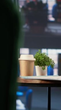 Şirketin geleceği için iş adamlarının karar vermesi için kullandıkları Dikey Video Ofisi toplantı odası. Boş lüks çalışma alanı. Performans ölçümleri bir monitör içinde çalışan