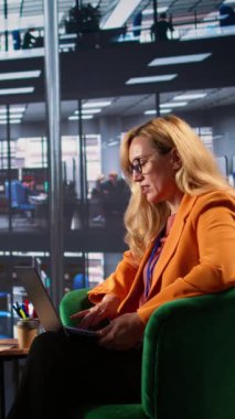 Dikey Videodaki memnuniyetsiz iş ortakları proje başarısızlığından, zorluklardan ve olumsuz etkilerden endişe duyuyorlar. İş kadınları hata yapıyor ve baskı altında çalışıyor.