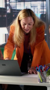 Modern bir iş yerinde Dikey Video Kadınları yöneticileri iş stratejisi üzerinde işbirliği yapıyor ve verimli bir toplantı düzenliyorlar. Ekonomik bağımsızlığa odaklanan ve engelleri aşan başarılı iş kadınları