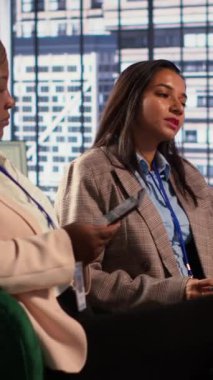 Dikey Videodaki memnuniyetsiz iş ortakları proje başarısızlığından, zorluklardan ve olumsuz etkilerden endişe duyuyorlar. İş kadınları hata yapıyor ve baskı altında çalışıyor.