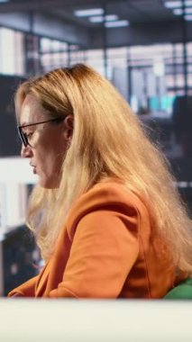 Dikey Video Kadın Yetkilileri, birlikte büyük işler başardıktan sonra el çırpıyor, erkeklerin egemen olduğu bir şirket ortamında girişimi geliştiriyor. Çeşitli iş kadınları büyük fikirleri paylaşıyor. Kamera A