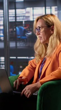 Dikey Video Kadın CEO 'ları ve yöneticileri önemli şirket başarılarını kutluyorlar, iş stratejilerinden memnunlar ve mutlular. Erkek egemen bir çevrede iş kadınları el çırpıyor