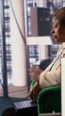 Dikey Video Kadın Yöneticileri yasal evrakları gözden geçirir ve önemli bir anlaşmayı sonuçlandırır. Bankacılık belgelerini söyler ve ilerleme kaydeder. Erkek egemen iş sektöründe verimlilik