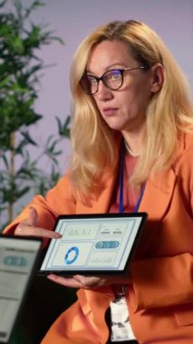 Dikey Video, kriz ve strateji başarısızlığı yüzünden hayal kırıklığına uğrayan bir kavgada birbirine bağıran kızgın iş ortaklarını strese soktu. Tatminsizlikle tartışan sinirli kadınlar