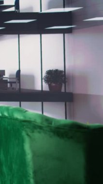 Dikey Video Boş ofis çalışma alanı, toplantılar sırasında araştırma analiziyle birlikte üst düzey bir konferans odasında bilgi grafikleri çalıştırıyor. Şirket personeli tarafından stratejiler geliştirmek için kullanılır..