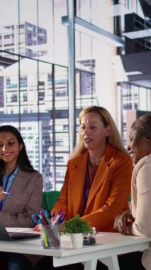 Dikey Video Çeşitliliği genel müdürleri, genişleme planı ve kurumsal feminizm için veri analizi görevinde işbirliği yapmaktadır. Liderlik geliştirme stratejilerini tartışan kadın CEO 'lar büyük işler başardılar.