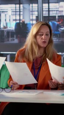 İş arkadaşlarından oluşan dikey video ekibi, gelecek için çalışmalarını geliştirmek amacıyla eski projelerle ilgili geri bildirim üzerinde çalışarak toplantı odasında bir genişleme planı geliştiriyor. Yetenekli, hırslı güçlü kadınlar.