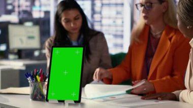 Başarılı bir hikayeye sahip girişimci ekibi, projenin bitiş tarihini karşılamak ve iş büyümesi elde etmek için profesyonel araçlar kullanarak yeşil ekranın yanında çalışıyor. Liderlik becerileri ve profesyonellik. Kamera A.