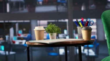 Boş ofis çalışma alanı gösterileri, toplantılar sırasında araştırma analizleriyle üst düzey bir konferans odasında bilgi grafikleri çalıştırıyor. Şirket personeli tarafından stratejiler geliştirmek için kullanılır..