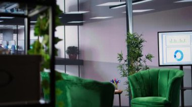Boş ofis alanı toplantılar sırasında mali verileri olan bir monitör, üst düzey dekoratif çalışma alanında ayrıntılı bilgi grafikleri çalıştırıyor. Başarı için iş stratejileri geliştirin.