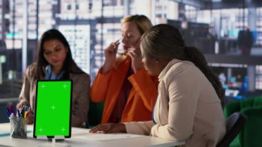 Çok ırklı bir grup kadın kendilerini kroma anahtarının yanında kanıtlamak için çok çalışıyor, erkeklerin egemen olduğu bir iş sektöründe başarı için savaşıyorlar. Çeşitli meslektaşlar sıkı bir genişleme sağlıyorlar. Kamera A.