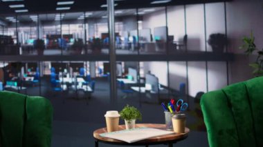 Yönetici çalışma alanı, mali tabloları ve raporları olan dijital bir monitöre sahip, lüks kurulum, veri güdümlü kavrayışları vurguluyor. İş büyümesi toplantıları için kullanılan boş ofis alanı.