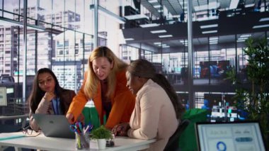 Modern bir işyerindeki kadın yöneticiler iş stratejisi üzerinde işbirliği yapıyor ve verimli bir toplantı düzenliyorlar. Ekonomik bağımsızlığa ve engelleri aşmaya odaklanan başarılı iş kadınları. Kamera B.