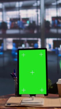 Krom anahtar ekranın yanında birlikte çalışan dikey video çeşitliliği kadın grubu, erkeklerin egemen olduğu bir iş ortamında verimli bir ortaklık sağlıyorlar. Liderler planlarını paylaşıyorlar