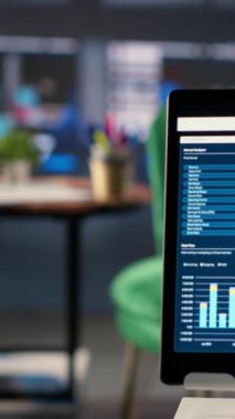 Üretkenlik için tasarlanmış bir şirket içinde dikey video konferans odası, toplantılar için ofis alanı ve girişimi genişletmek için işbirlikleri için kullanılıyor. Modern yüksek kalite çalışma alanı
