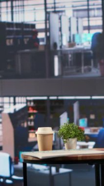 Ekranda performans ölçümleri ve veri analizleri sunan çok uluslu bir şirketteki dikey video lüks ofis alanı. Toplantılar için kullanılan bir şirkette modern çalışma alanı.