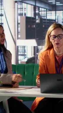 Modern bir ofiste iş büyümesi, kariyer gelişimi ve cinsiyet eşitliğini tartışan dikey video çeşitliliği kadın yöneticileri. Güçlü liderler girişimi genişletmek için güçlerini birleştiriyor.