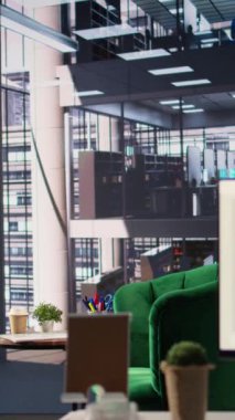 Dikey Video Modern ofis alanı, toplantılar, detaylı analiz ve grafikler için kullanılan bir monitörde finansal veriler. Başarı ve üretkenlik için iş stratejileri geliştirmek için boş çalışma alanı