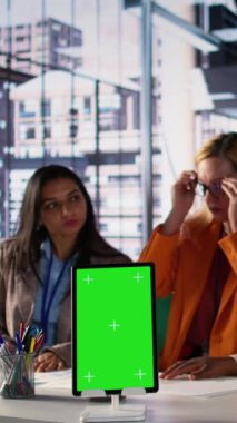 Krom anahtarın yanında kendilerini kanıtlamak için çok çalışan, erkeklerin egemen olduğu bir iş sektöründe başarı için savaşan çok ırklı kadınlardan oluşan dikey video grubu. Çeşitli meslektaşlar sıkı bir genişleme sağlıyorlar