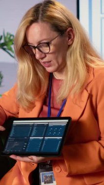 Üst düzey bir ofiste bütçeyi artırmak için bir proje planlayan hırslı patronlardan oluşan dikey video çeşitliliği ekibi. Liderlik, hırs ve cinsiyet eşitliği iş ortamında iş başarısını tetikliyor