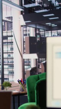 Üretkenlik için tasarlanmış bir şirket içinde dikey video konferans odası, toplantılar için ofis alanı ve girişimi genişletmek için işbirlikleri için kullanılıyor. Modern yüksek kalite çalışma alanı