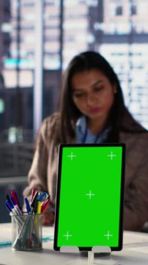 Krom anahtarın yanında kendilerini kanıtlamak için çok çalışan, erkeklerin egemen olduğu bir iş sektöründe başarı için savaşan çok ırklı kadınlardan oluşan dikey video grubu. Çeşitli meslektaşlar sıkı bir genişleme sağlıyorlar