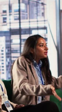 Dikey Video Düş kırıklığına uğramış iş kadınları bir tartışma başlattılar ve kızgınlıklarını dile getirdiler, bir girişim başarısızlığı ve olumsuz sonuçla uğraştılar. Toplantıda kavga eden kızgın ortaklar.