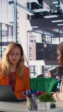 Vertical Video Corporate liderleri güçlü bir işbirliği ve stratejik düşünce sergileyerek bir brifing toplantısında görüşlerini ve büyük fikirlerini paylaşıyorlar. Büyüme stratejisi geliştiren kadınlar çeşitliliği teşvik ediyor