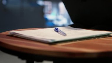 Kadın girişimciler bir iş anlaşmasını evrak imzalayarak, liderliği ve küresel bir şirkette kariyer ilerlemesini vurgulayarak sonuçlandırırlar. Güçlü kadınlar yasal bir sözleşme imzalarlar. Kapatın. Kamera A.