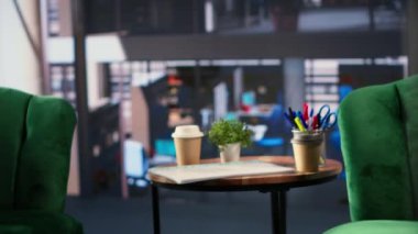 Üretkenlik için tasarlanmış bir girişim içinde boş bir toplantı odası, toplantılar için ofis ve şirketi genişletmek için ortaklıklar. Firmadaki lüks yüksek kalite çalışma alanı.