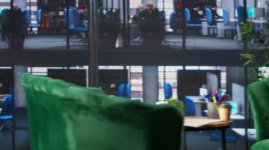 Yönetici çalışma alanı, mali tabloları ve raporları olan dijital bir monitöre sahip, lüks kurulum, veri güdümlü kavrayışları vurguluyor. İş büyümesi toplantıları için kullanılan boş ofis alanı.