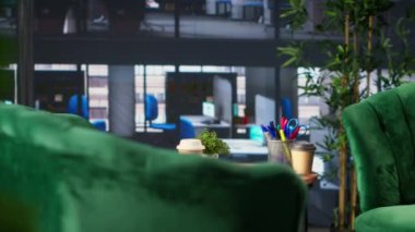 Boş ofis alanı toplantılar sırasında mali verileri olan bir monitör, üst düzey dekoratif çalışma alanında ayrıntılı bilgi grafikleri çalıştırıyor. Başarı için iş stratejileri geliştirin.