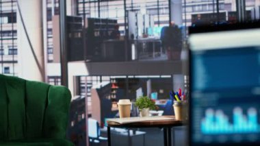 Ekranında performans ölçümleri ve veri analizleri sunan çok uluslu bir şirkette lüks ofis alanı. Toplantılar için kullanılan bir şirkette modern çalışma alanı.