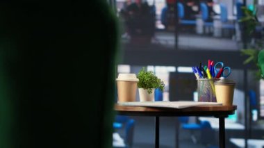 Ofis alanı yönetim kurulu, şirketlerin geleceği için karar vermek için kullanılıyor. Lüks çalışma alanları boş. Girişim içindeki bir monitörde çalışan performans ölçümleri.