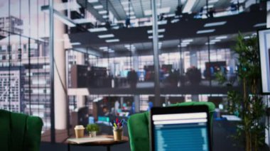 Veri analizlerini gösteren bir monitörü olan modern lüks konferans odası. Şirket çalışanları için şirket fikirlerini tartışmak için kullanılan bir yer. Üst düzey boş ofis verimliliği artırır.