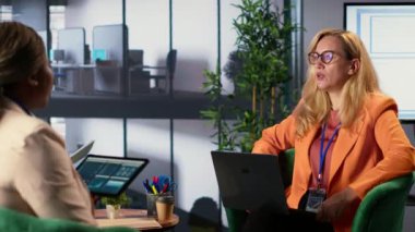 Kurumsal bir ortamda çalışan kadın yetkililer, dünyaya hakim olan erkeklerde büyük fikirler ve kariyer geliştirme stratejileri paylaşıyorlar. Çok kültürlü bir ekip liderlik örneği. Kamera A.