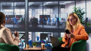 Kadın lider, akıllı telefon konferansı aracılığıyla ortaklarıyla iletişime geçiyor, son gelişmeler ve yatırımlar hakkında tartışıyorlar. Uzaktan telefon görüşmesi yapan kadın yönetici, karar verici. Kamera A.